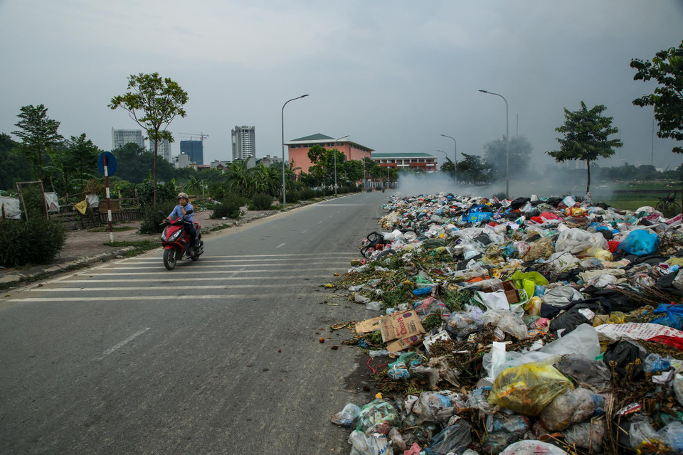 Khi đường nhựa thành... đường rác. (Ảnh: Minh Sơn/Vietnam+)