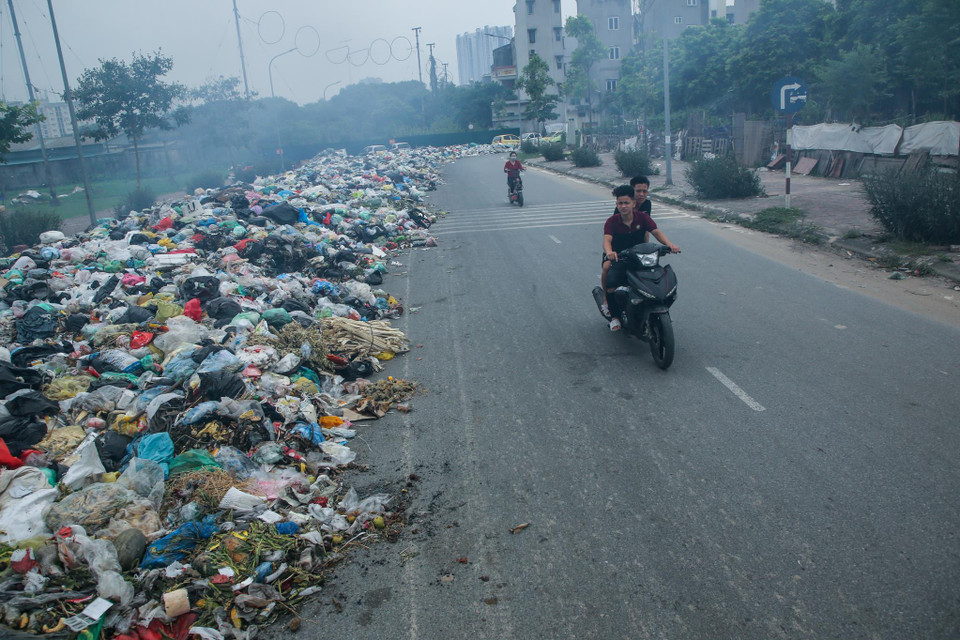 Mùi hôi thối, khói cháy âm ỉ khiến cho người dân đi qua khu vực này hết sức khó chịu. (Ảnh: Minh Sơn/Vietnam+)