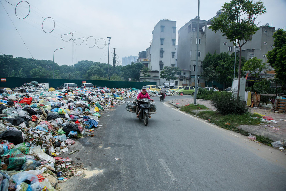 Gần một nửa đường đã được ‘dành chỗ’ cho rác. (Ảnh: Minh Sơn/Vietnam+)