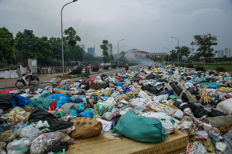 Rác bủa vây tứ bề. (Ảnh: Minh Sơn/Vietnam+)