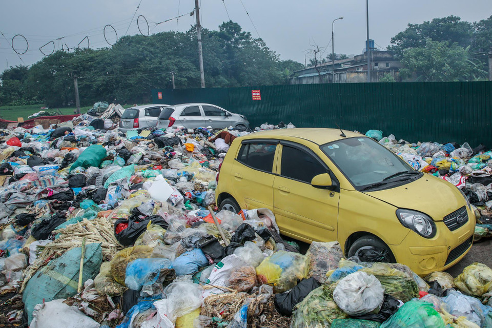 Người dân sinh sống tại đây cho hay: Chỉ cần đỗ xe qua một đêm, sáng hôm sau, rác sẽ bịt kín mọi lối ra. (Ảnh: Minh Sơn/Vietnam+)
