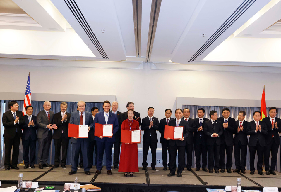 Chủ tịch nước Võ Văn Thưởng chứng kiến lễ trao Biên bản ghi nhớ hợp tác giữa các đối tác Việt Nam và Hoa Kỳ. (Ảnh: Thống Nhất/TTXVN)