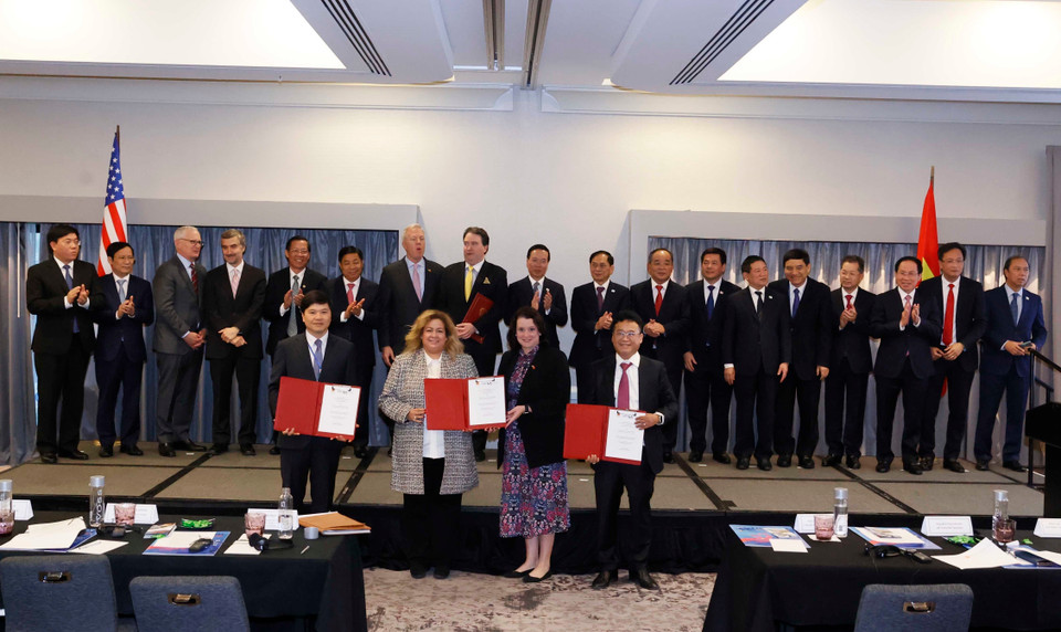 Chủ tịch nước Võ Văn Thưởng chứng kiến lễ trao Biên bản ghi nhớ hợp tác giữa các đối tác Việt Nam và Hoa Kỳ. (Ảnh: Thống Nhất/TTXVN)