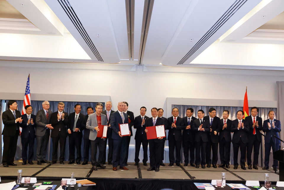 Chủ tịch nước Võ Văn Thưởng chứng kiến lễ trao Biên bản ghi nhớ hợp tác giữa các đối tác Việt Nam và Hoa Kỳ. (Ảnh: Thống Nhất/TTXVN)