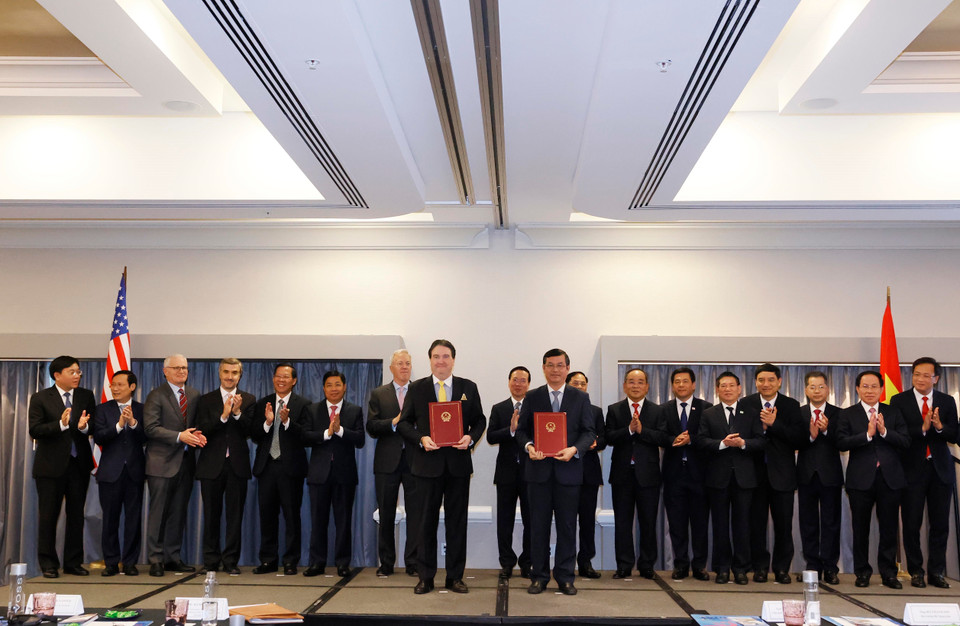 Chủ tịch nước Võ Văn Thưởng chứng kiến lễ trao Biên bản ghi nhớ hợp tác giữa các đối tác Việt Nam và Hoa Kỳ. (Ảnh: Thống Nhất/TTXVN)