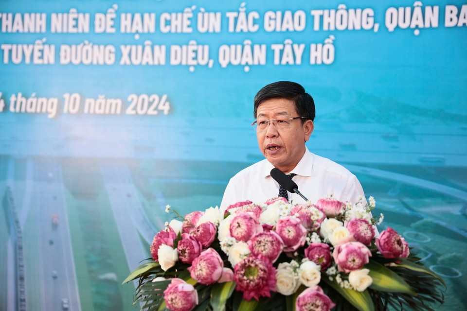 Phó Chủ tịch Ủy ban Nhân dân thành phố Hà Nội Dương Đức Tuấn phát biểu tại lễ thông xe. (Ảnh: Trung Nguyên/TTXVN)