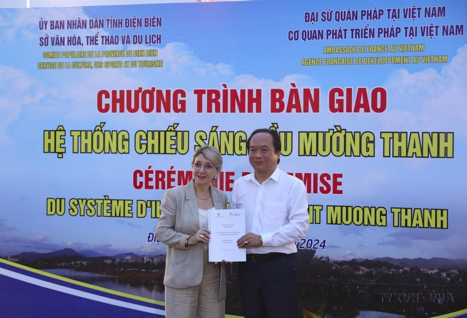 Đại diện Cơ quan Phát triển Pháp (AFD) tại Việt Nam bàn giao Hồ sơ kỹ thuật Hệ thống chiếu sáng cầu Mường Thanh cho tỉnh Điện Biên. Đây là dự án do AFD và thành phố Lyon (Pháp) tài trợ nhân kỷ niệm 70 năm Chiến thắng Điện Biên Phủ (5/5/2024). (Ảnh: Xuân Tư/TTXVN)