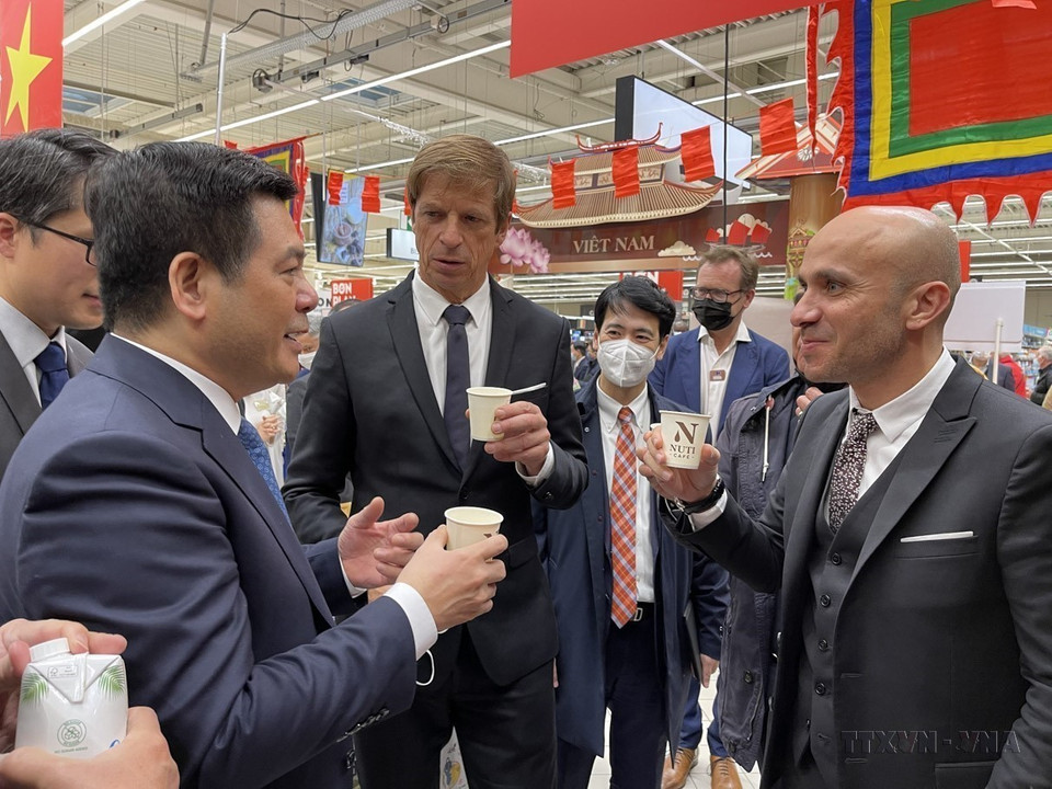 Bộ trưởng Bộ Công Thương Nguyễn Hồng Diên mời đối tác Pháp thưởng thức đồ uống Việt Nam trong Lễ khai trương "Tuần hàng Việt Nam" tại hệ thống siêu thị Carrefour của Pháp (4/11/2021). (Ảnh: Nguyễn Thu Hà/TTXVN)