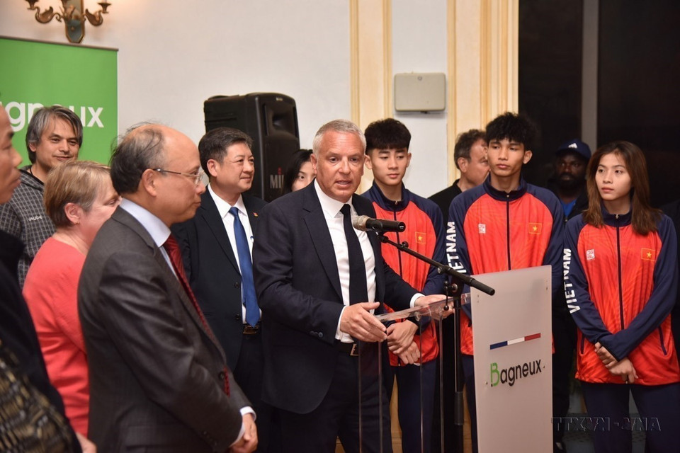 Ông Benoit Trévisani, Phó tỉnh trưởng Vùng Haut de Seine (Pháp) gặp gỡ đoàn Taekwondo trẻ của Việt Nam sang tập huấn (Bagneux, 15/4/2024). (Ảnh: TTXVN phát)