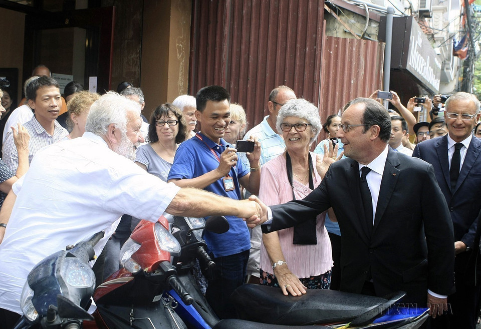 Tổng thống Pháp Francois Hollande gặp gỡ du khách quốc tế tại khu vực phố cổ Hà Nội trong chuyến thăm cấp Nhà nước tới Việt Nam, chiều 6/9/2016. (Ảnh: Phạm Kiên/TTXVN)