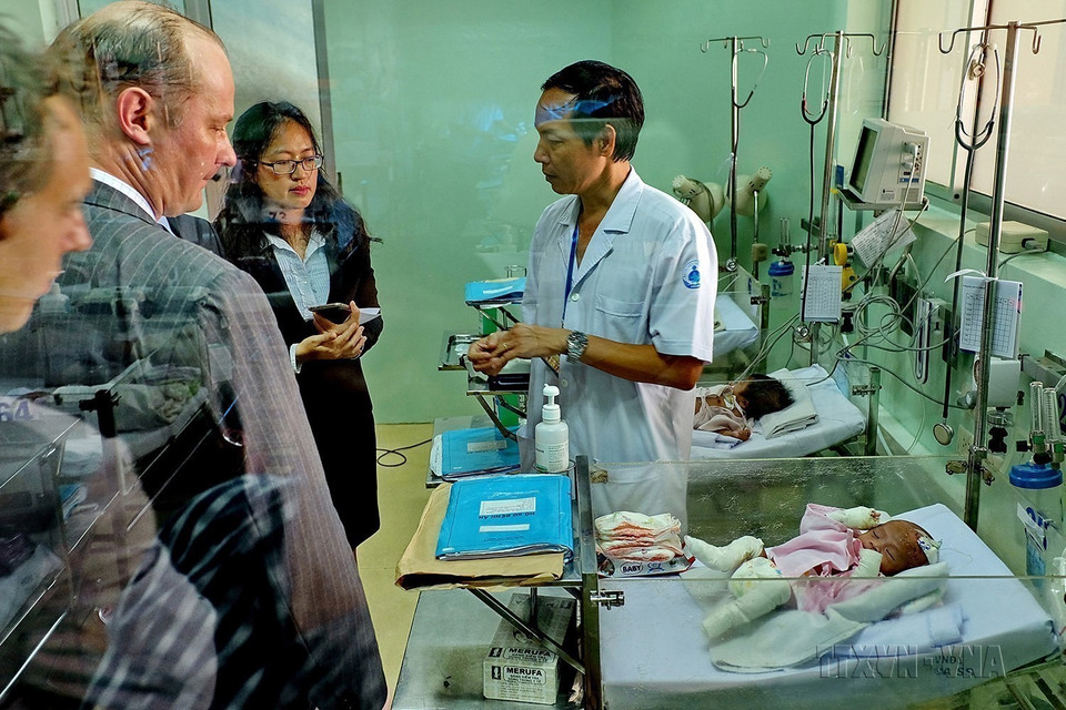 Đoàn đại biểu Quỹ Urgo Foundation (Tập đoàn URGO của Pháp) thăm các bệnh nhi mắc bệnh lý EB (Ly thượng bì bóng nước) tại Khoa Sơ sinh, Bệnh viện Nhi đồng 1 (Thành phố Hồ Chí Minh, 6/9/2016). (Ảnh: Thế Anh/TTXVN)