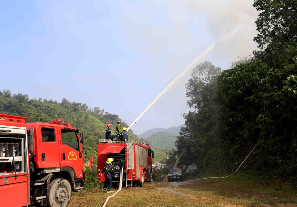 Lực lượng phòng cháy chữa cháy tỉnh Hòa Bình tham gia chữa cháy rừng. (Ảnh: Vũ Sinh/TTXVN)