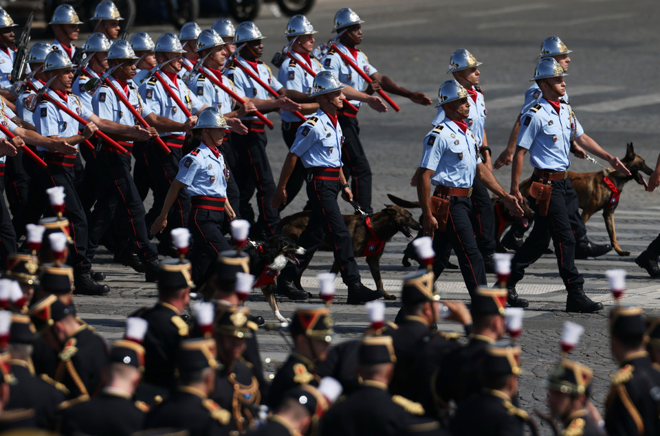 Khối bộ binh tham gia diễu hành. (Ảnh: AFP/TTXVN)
