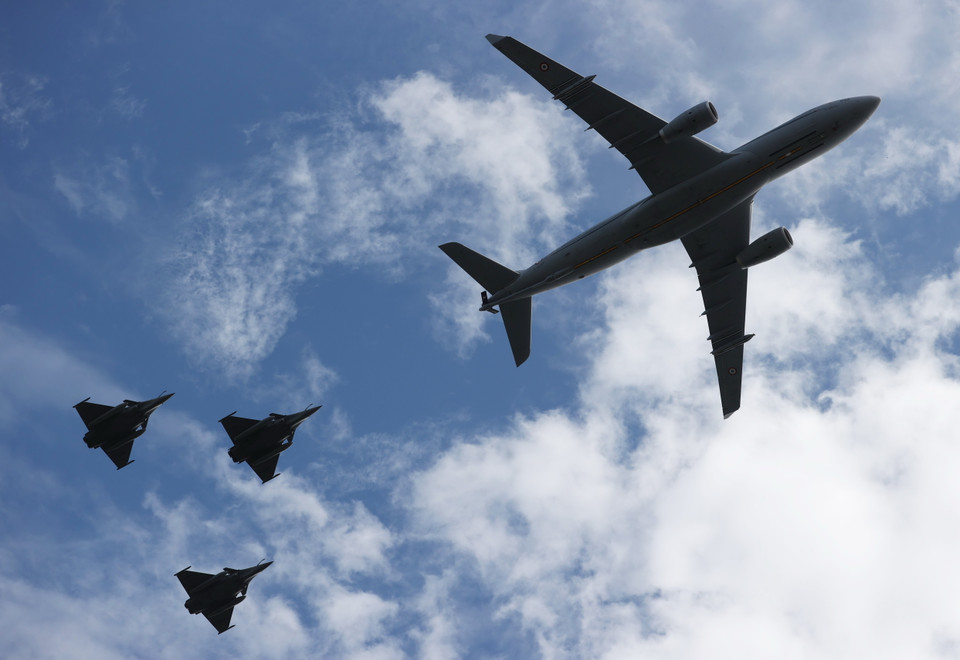 Máy bay của Không lực Pháp tham gia duyệt binh mừng Quốc khánh ở Paris, ngày 14/7. (Ảnh: AFP/TTXVN)