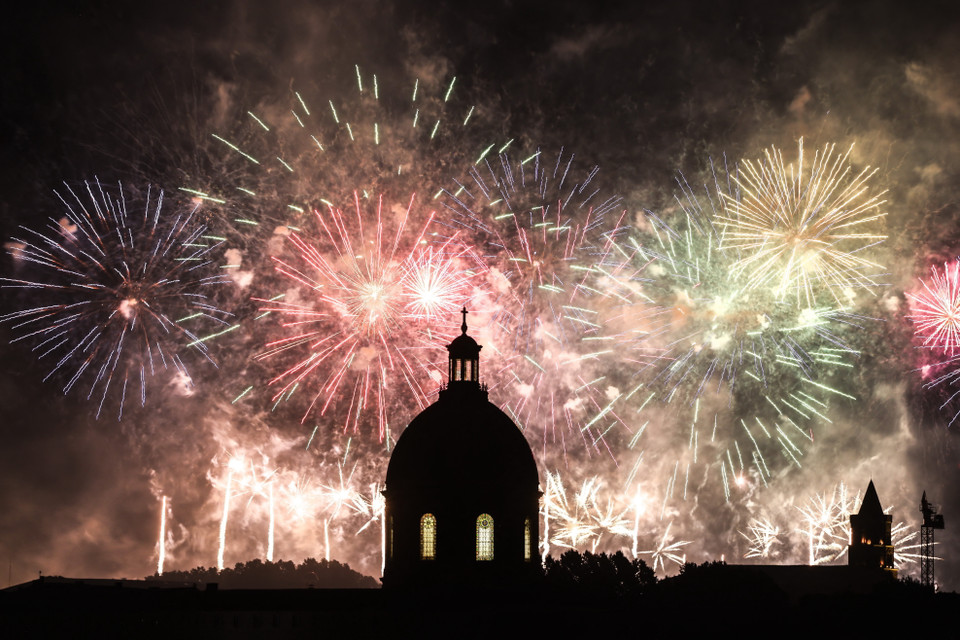 Bắn pháo hoa mừng Quốc khánh Pháp ở Toulouse, ngày 14/7. (Ảnh: AFP/TTXVN)