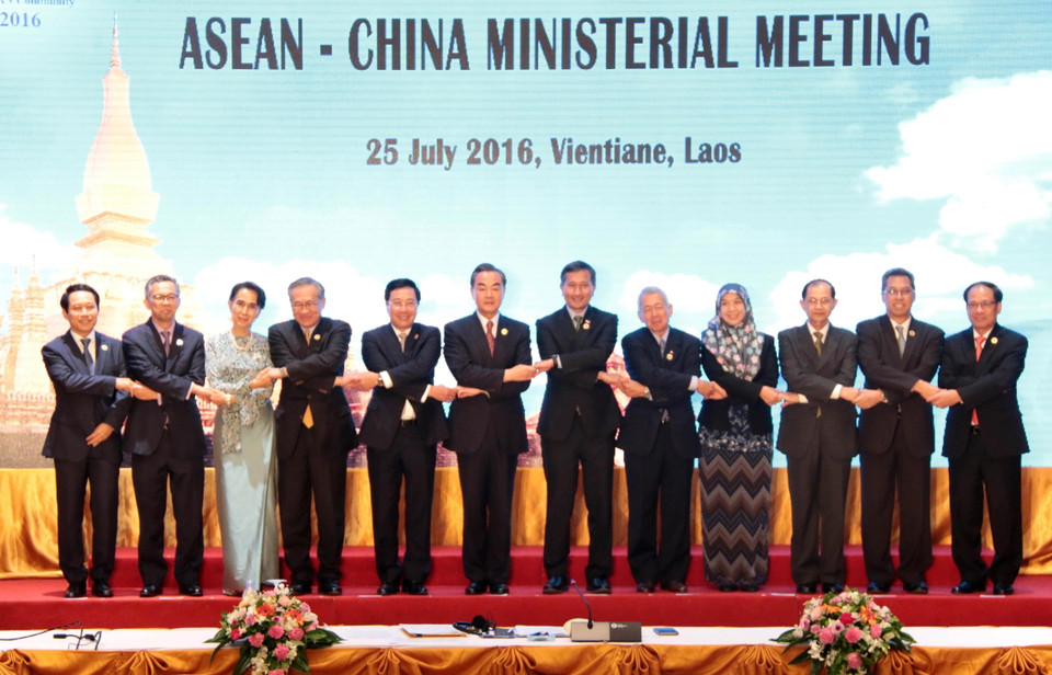 Hội nghị Bộ trưởng Ngoại giao ASEAN-Trung Quốc, sáng 25/7/2016, tại Vientiane (Lào) thông qua Tuyên bố chung ASEAN-Trung Quốc về thực hiện đầy đủ và hiệu quả Tuyên bố về Ứng xử của các bên ở Biển Đông (DOC). (Ảnh: Phạm Kiên/TTXVN)