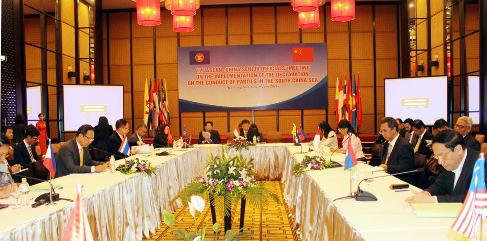 Việt Nam cùng với các nước ASEAN tham gia tích cực và xây dựng trong quá trình đàm phán giữa ASEAN và Trung Quốc nhằm sớm đạt được Bộ Quy tắc ứng xử ở Biển Đông (COC) hiệu lực, hiệu quả. Trong ảnh: Ngày 9/6/2016, tại thành phố Hạ Long, tỉnh Quảng Ninh, diễn ra Cuộc họp lần thứ 12 các Quan chức Cao cấp ASEAN-Trung Quốc (SOM) về thực hiện Tuyên bố Ứng xử của các bên ở Biển Đông (DOC) và tham vấn xây dựng Bộ quy tắc ứng xử ở Biển Đông (COC) dưới sự đồng chủ trì của Trung Quốc và Singapore, nước điều phối quan hệ ASEAN-Trung Quốc. Thứ trưởng Bộ Ngoại giao Lê Hoài Trung, Trưởng SOM ASEAN của Việt Nam tham dự cuộc họp. (Ảnh: Văn Đức/TTXVN)