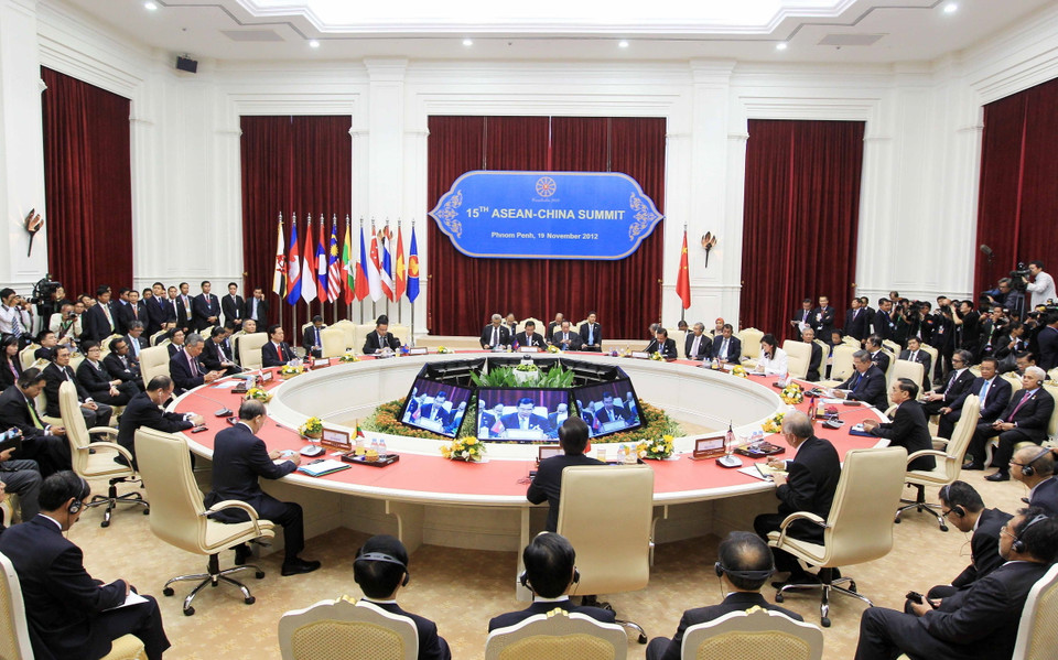 Hội nghị Cấp cao ASEAN-Trung Quốc lần thứ 15, ngày 19/11/2012 ở Phnom Penh (Campuchia) đã ra Tuyên bố chung, trong đó nhất trí tiếp tục tuân thủ tinh thần và các nguyên tắc của Tuyên bố về Ứng xử của các bên ở Biển Đông (DOC) nhằm góp phần thúc đẩy hòa bình, hữu nghị, lòng tin, sự tin cậy lẫn nhau và hợp tác giữa các quốc gia thành viên ASEAN và Trung Quốc. (Ảnh: Đức Tám/TTXVN)