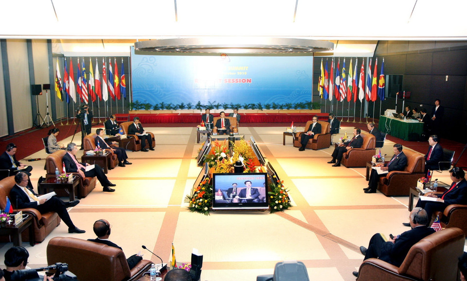 Tuyên bố của Hội nghị Cấp cao ASEAN lần thứ 17 ngày 29/10/2010 tại Hà Nội - Năm Việt Nam lần đầu tiên làm Chủ tịch ASEAN đã đề cập đến vấn đề Biển Đông, ghi nhận những nỗ lực đã đạt được trong triển khai Tuyên bố về Ứng xử của các bên ở Biển Đông (DOC). (Ảnh: Nguyễn Dân/TTXVN)