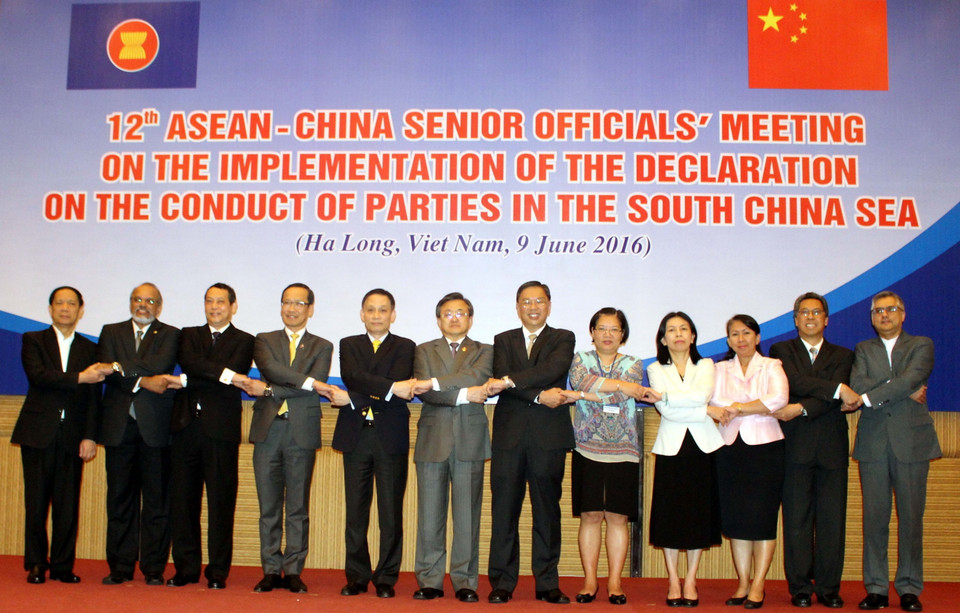 Việt Nam cùng với các nước ASEAN tham gia tích cực và xây dựng trong quá trình đàm phán giữa ASEAN và Trung Quốc nhằm sớm đạt được Bộ Quy tắc ứng xử ở Biển Đông (COC) hiệu lực, hiệu quả. Trong ảnh: Ngày 9/6/2016, tại thành phố Hạ Long, tỉnh Quảng Ninh diễn ra Cuộc họp lần thứ 12 các Quan chức Cao cấp ASEAN-Trung Quốc (SOM) về thực hiện Tuyên bố cách Ứng xử của các bên ở Biển Đông (DOC) và tham vấn xây dựng Bộ quy tắc ứng xử ở Biển Đông (COC) dưới sự đồng chủ trì của Trung Quốc và Singapore, nước điều phối quan hệ ASEAN-Trung Quốc. Thứ trưởng Bộ Ngoại giao Lê Hoài Trung, Trưởng SOM ASEAN của Việt Nam tham dự cuộc họp. (Ảnh: Văn Đức/TTXVN)
