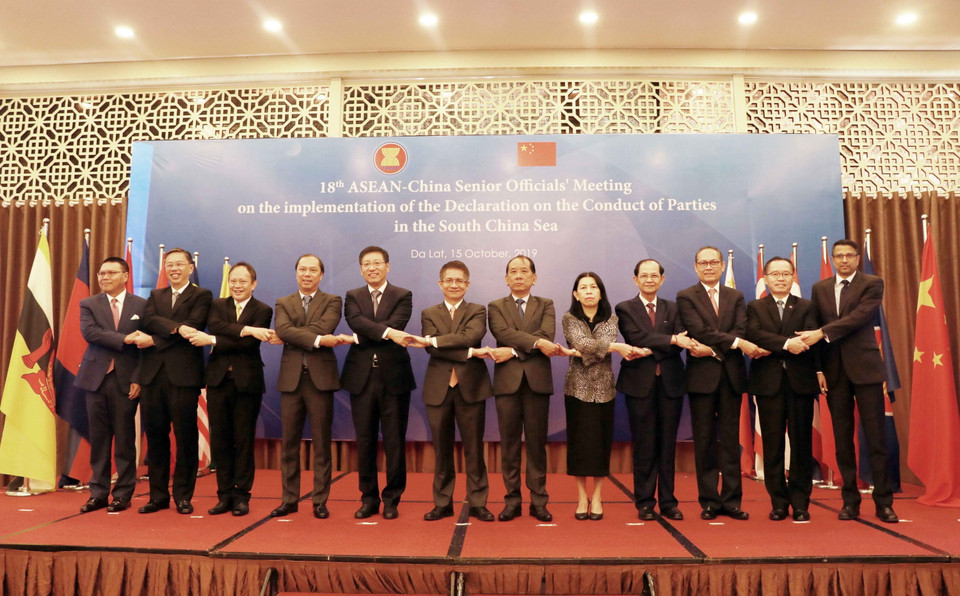 Thứ trưởng Bộ Ngoại giao Nguyễn Quốc Dũng, Trưởng SOM ASEAN-Việt Nam dẫn đầu đoàn Việt Nam tham dự Hội nghị Quan chức cao cấp ASEAN-Trung Quốc về Thực hiện Tuyên bố về ứng xử của các bên ở Biển Đông (DOC) lần thứ 18, ngày 15/10/2019 tại Đà Lạt (tỉnh Lâm Đồng). Trước đó, trong các ngày 13-14/10 diễn ra Cuộc họp lần thứ 30 Nhóm công tác chung ASEAN-Trung Quốc về thực hiện DOC. Đây là các hội nghị giữa ASEAN với Trung Quốc nhằm kiểm điểm tình hình Biển Đông, thực hiện DOC và xây dựng Bộ Quy tắc ứng xử ở Biển Đông (COC). (Ảnh: Chu Quốc Hùng/TTXVN)