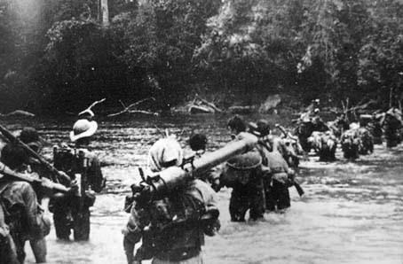 ''Vì nhân dân mà chiến đấu'' là mục tiêu, lý tưởng chiến đấu của quân đội, là động lực tinh thần to lớn thôi thúc lớp lớp cán bộ, chiến sỹ quân đội Việt Nam lên đường chiến đấu để thực hiện bằng được mục tiêu, lý tưởng cao cả: Độc lập dân tộc và chủ nghĩa xã hội, tự do, ấm no, hạnh phúc của nhân dân. Trong ảnh: Bộ đội lên đường vào miền Nam chiến đấu. (Ảnh: Tư liệu/TTXVN phát)