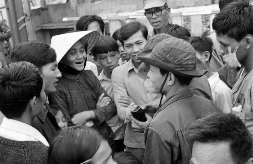 Nhân dân thành phố Đà Nẵng đổ ra đường mừng đón quân giải phóng. (Ảnh: Ngọc Đản/TTXVN)