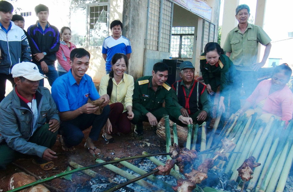 Chủ tịch Hồ Chí Minh thường xuyên nhắc nhở cán bộ, chiến sĩ: ''Phải nhớ rằng dân là chủ. Dân như nước, mình như cá. Lực lượng bao nhiêu là nhờ ở dân hết'', ''Phải dựa vào dân, dựa chắc vào dân thì không kẻ địch nào có thể tiêu diệt được''. Trong ảnh: Cán bộ Công ty 72 (Binh đoàn 15) đón Tết Bính Thân 2016 cùng đồng bào dân tộc xã biên giới Ia Dom, huyện Đức Cơ, tỉnh Gia Lai. (Ảnh: Văn Thông/TTXVN)