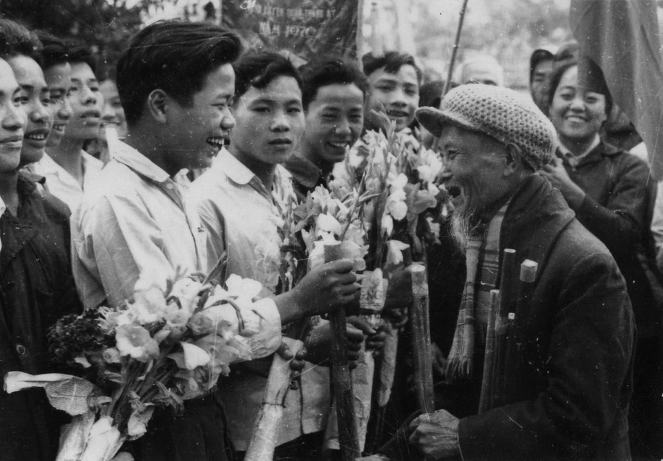 Các cụ phụ lão huyện Văn Giang (Hưng Yên) tặng gậy Trường Sơn, chúc các chàng trai lên đường ra tiền tuyến, hưởng ứng phong trào Thanh niên ''Ba sẵn sàng'' (tháng 8/1964), sau khi Mỹ mở rộng đánh phá bằng không quân ra miền Bắc trong kháng chiến chống Mỹ, cứu nước. (Ảnh: Tư liệu TTXVN)