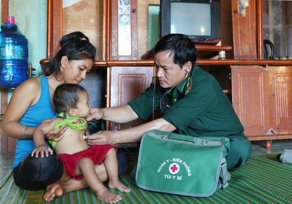 Quân đội nhân dân không chỉ chiến đấu bảo vệ nhân dân, mà còn phải quan tâm giúp đỡ nhân dân trong lao động sản xuất, phát triển kinh tế, xóa đói giảm nghèo, xây dựng hệ thống chính trị cơ sở, xây dựng đời sống văn hóa tinh thần, nhất là ở vùng sâu, vùng cao, vùng xa, vùng căn cứ cách mạng trước đây. Trong ảnh: Bộ đội biên phòng Đắk Lắk chú trọng chăm sóc sức khỏe nhân dân, người có công, gia đình thương binh, liệt sỹ, trẻ em có hoàn cảnh khó khăn. (Ảnh: Dương Giang/TTXVN)