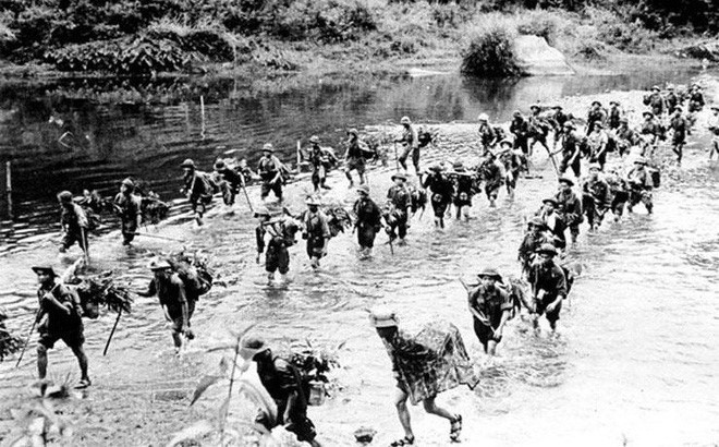 ''Vì nhân dân mà chiến đấu'' là mục tiêu, lý tưởng chiến đấu của quân đội, là động lực tinh thần to lớn thôi thúc lớp lớp cán bộ, chiến sỹ quân đội ta lên đường chiến đấu để thực hiện bằng được mục tiêu, lý tưởng cao cả: Độc lập dân tộc và chủ nghĩa xã hội, tự do, ấm no, hạnh phúc của nhân dân. Trong ảnh: Sư đoàn 320 hành quân vào mặt trận Đường 9 - Khe Sanh năm 1968. (Ảnh: Tư liệu/TTXVN phát)