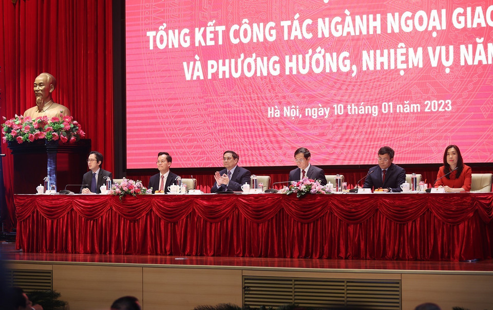 Thủ tướng Phạm Minh Chính và Bộ trưởng Bộ ngoại giao Bùi Thanh Sơn cùng các Thứ trưởng Bộ Ngoại giao chủ trì hội nghị. (Ảnh: Dương Giang/TTXVN)