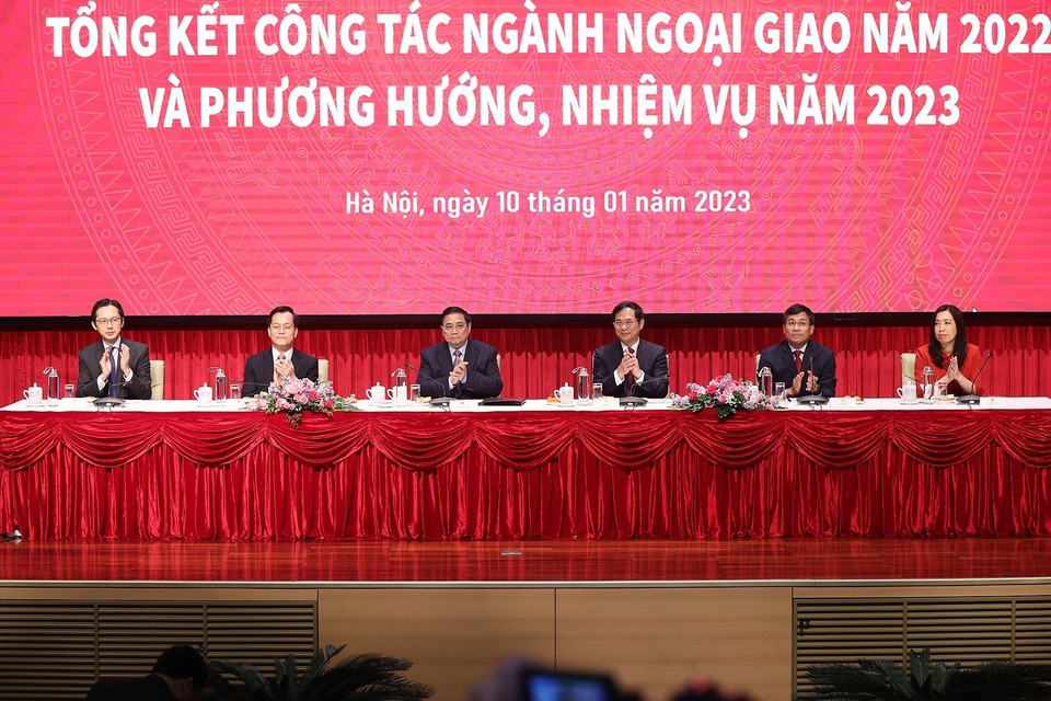 Thủ tướng Phạm Minh Chính và Bộ trưởng Bộ ngoại giao Bùi Thanh Sơn cùng các Thứ trưởng Bộ Ngoại giao chủ trì hội nghị. (Ảnh: Dương Giang/TTXVN)