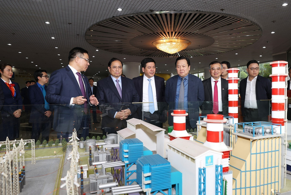 Thủ tướng Phạm Minh Chính nghe giới thiệu về hoạt động khai thác dầu khí. (Ảnh: Dương Giang/TTXVN)