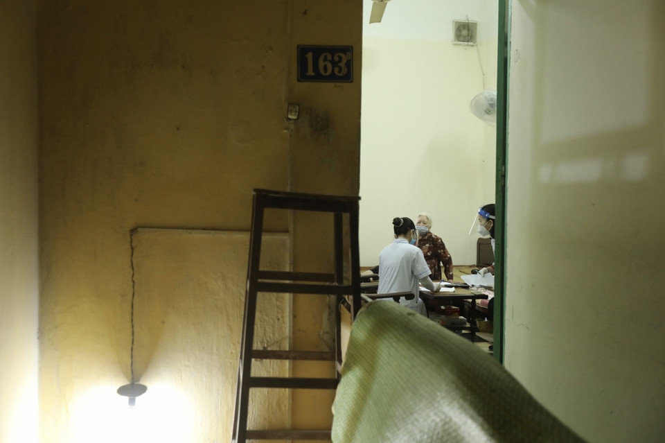 Nhân viên y tế đến tận nhà tiêm cho người cao tuổi người bị hạn chế khả năng di chuyển. (Ảnh: Minh Quyết/TTXVN)