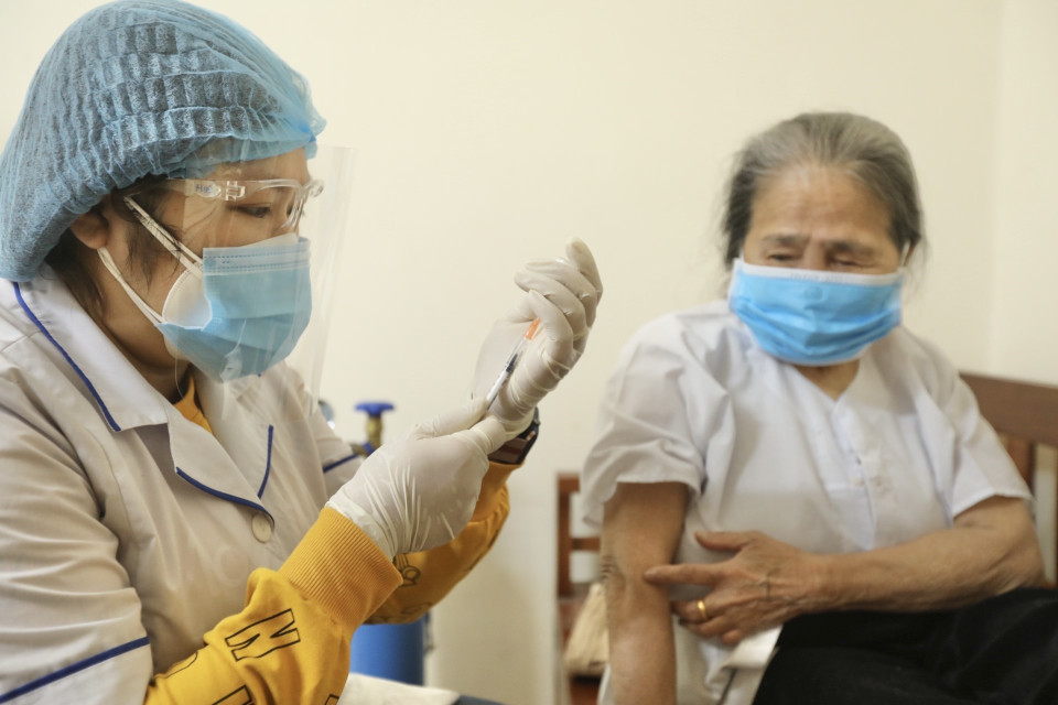 Toàn phường Điện Biên, quận Ba Đình hiện có 16 trường hợp là người cao tuổi, người bị hạn chế khả năng di chuyển được rà soát lập danh sách tiêm tại nhà. (Ảnh: Minh Quyết/TTXVN)