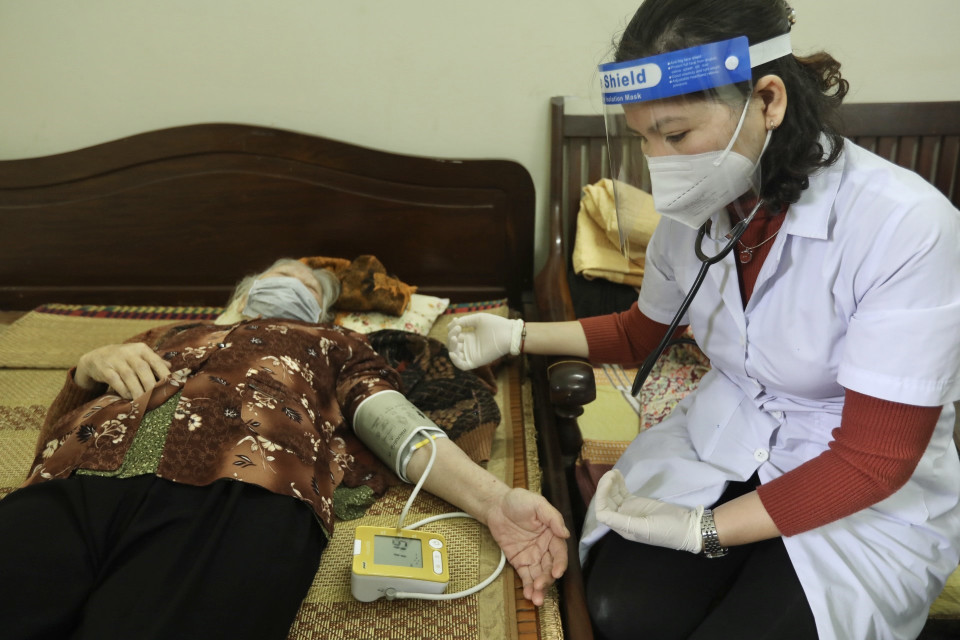 Khám sàng lọc trước khi tiêm cho người cao tuổi phường Điện Biên. (Ảnh: Minh Quyết/TTXVN)