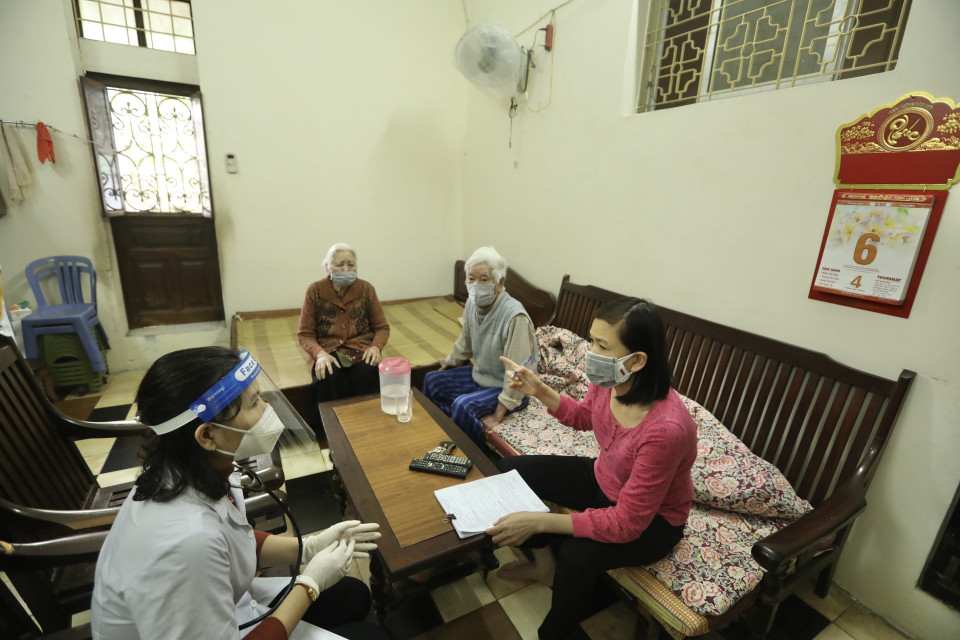 Tổ tiêm lưu động phường Điện Biên (quận Ba Đình) đến tận nhà tiêm cho người cao tuổi người bị hạn chế khả năng di chuyển. (Ảnh: Minh Quyết/TTXVN)