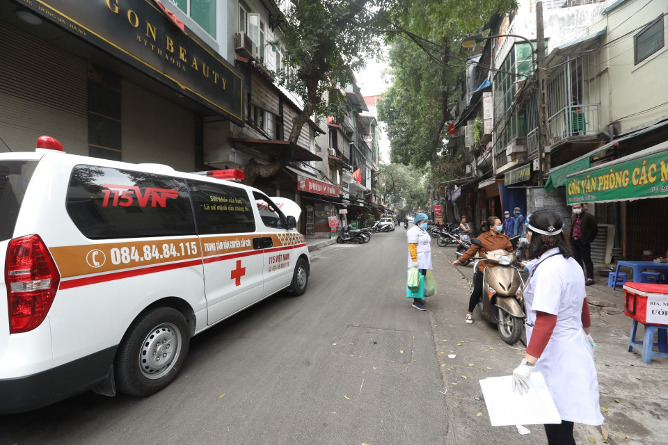 Tổ tiêm lưu động phường Điện Biên đến tận nhà tiêm cho người cao tuổi người bị hạn chế khả năng di chuyển. (Ảnh: Minh Quyết/ TTXVN)