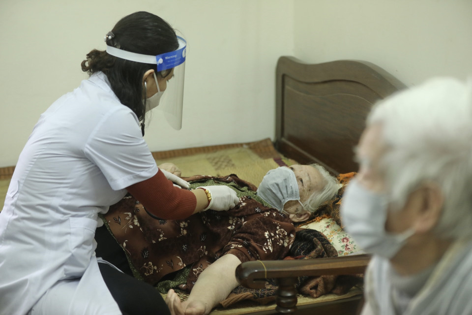 Bác sỹ khám sàng lọc trước khi tiêm vaccine phòng COVID-19 tại nhà cho người cao tuổi phường Điện Biên (quận Ba Đình). (Ảnh: Minh Quyết/TTXVN)