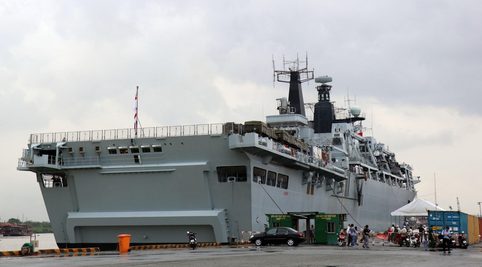 Sáng 3/9/2018, tàu tấn công đổ bộ Albion của Hải quân Hoàng gia Anh cập cảng quốc tế Nhà Rồng, Thành phố Hồ Chí Minh, tiến hành chuyến thăm thiện chí Việt Nam, nhân kỷ niệm 45 năm Ngày thiết lập quan hệ ngoại giao Việt Nam-Anh (11/9/1973-11/9/2018) và triển khai các nội dung thỏa thuận giữa lãnh đạo Bộ Quốc phòng hai nước, góp phần tăng cường quan hệ hữu nghị, hợp tác. (Ảnh: Xuân Khu/TTXVN)