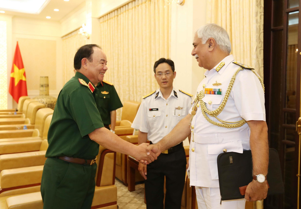Thượng tướng Phạm Ngọc Minh, Phó Tổng Tham mưu trưởng Quân đội Nhân dân Việt Nam tiếp Phó Đô đốc Gurtej Singh Pabbay, Phó Tư lệnh Hải quân Ấn Độ sang thăm và làm việc tại Việt Nam nhằm tăng cường hợp tác giữa hải quân hai nước. (Ảnh: TTXVN phát)