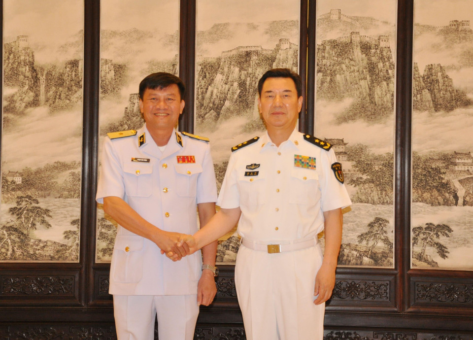 Chuẩn Đô đốc Phạm Văn Vững (bên trái), Chính ủy Quân chủng Hải quân Việt Nam hội kiến Phó Đô đốc Tần Sinh Tường, Chính ủy Hải quân Quân Giải phóng nhân dân Trung Quốc, trong chuyến thăm và làm việc tại Trung Quốc từ ngày 11-15/6/2019 nhằm tăng cường hợp tác giữa hải quân hai nước. (Ảnh: Vĩnh Hà/TTXVN)
