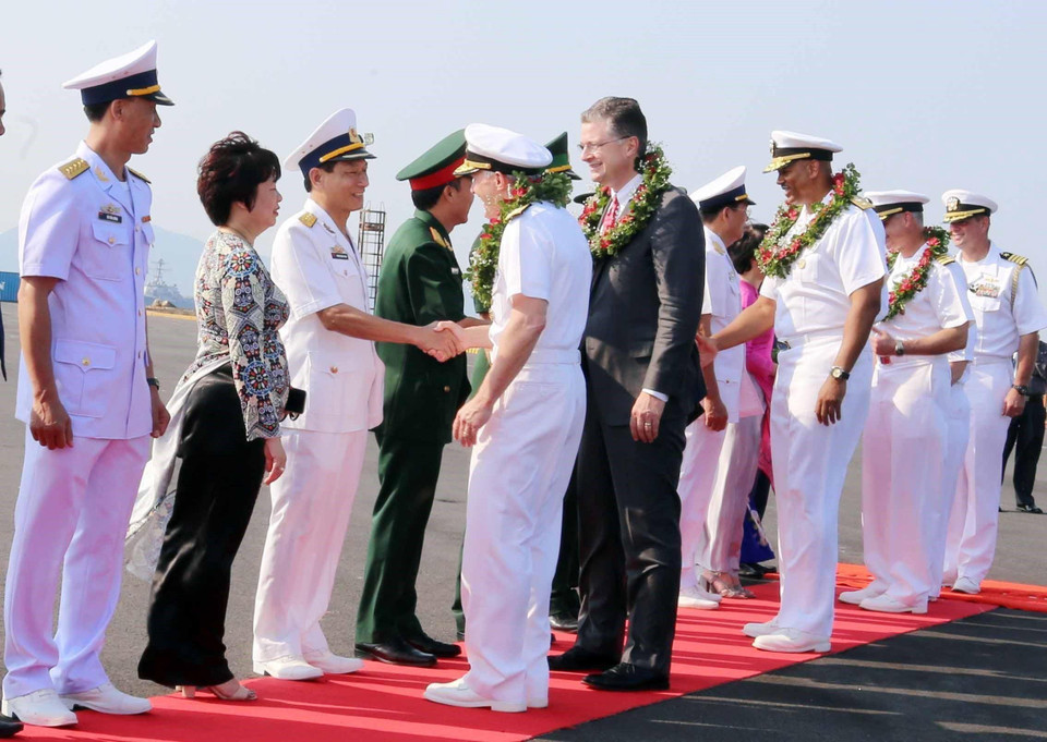  Ngày 5/3/2018, Việt Nam đón nhóm tàu Hải quân Mỹ gồm tàu sân bay USS Carl Vinson (CVN 70); tuần dương hạm USS Lake Champlain (CG-57) và tàu khu trục USS Wayne E. Meyer (DDG-108) đến thăm, giao lưu với Hải quân Việt Nam tại thành phố Đà Nẵng trong 5 ngày. (Ảnh: Trần Lê Lâm/TTXVN)
