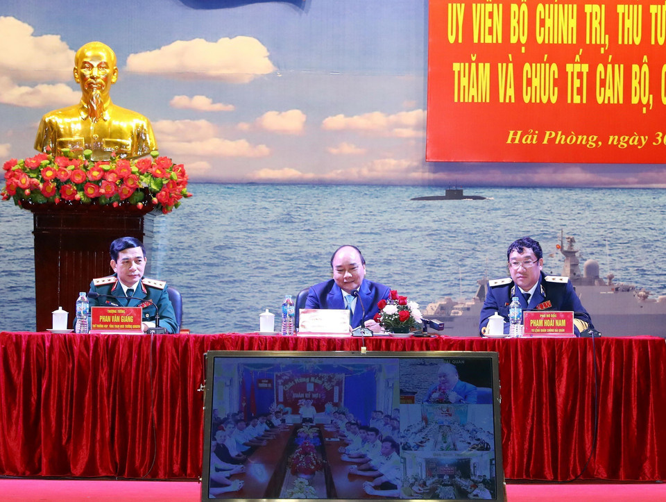 Chiều 30/1/2019, tại buổi đến thăm, kiểm tra công tác sẵn sàng chiến đấu và chúc Tết Bộ Tư lệnh Quân chủng Hải quân, Thủ tướng Nguyễn Xuân Phúc nói chuyện trực tuyến và chúc Tết Nguyên đán Kỷ Hợi 2019 tới cấp uỷ, chính quyền, quân và dân đảo Trường Sa lớn, huyện đảo Trường Sa, tỉnh Khánh Hòa. (Ảnh: Thống Nhất/TTXVN)