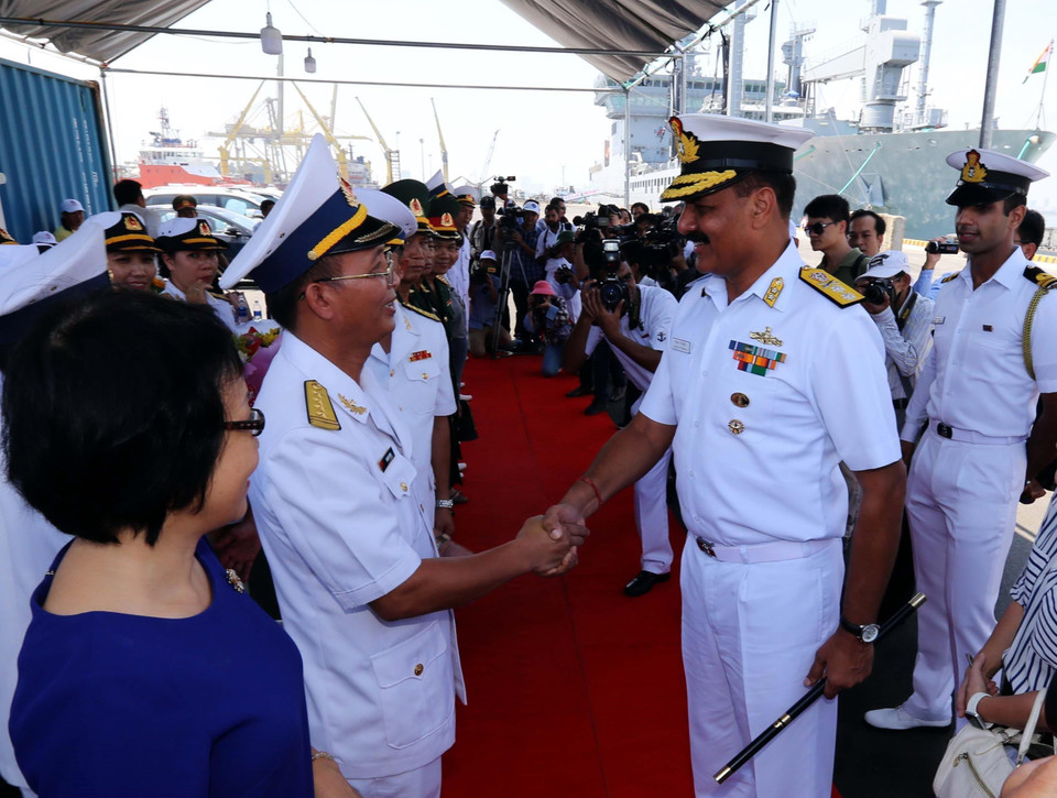 Từ ngày 21-25/5/2018, 3 tàu Hải quân Ấn Độ (gồm tàu khu trục INS SAHYADRY, tàu chở dầu INS SHAKTI, tàu hộ tống INS KAMORTA) gồm 913 sỹ quan và thủy thủ đoàn, do Chuẩn Đô đốc Dinesh Tripatyi,Tư lệnh Hạm đội miền Đông của Hải quân Ấn Độ làm Trưởng đoàn, cập cảng Cảng Tiên Sa, tiến hành chuyến thăm xã giao thành phố Đà Nẵng. (Ảnh: Trần Lê Lâm/TTXVN)