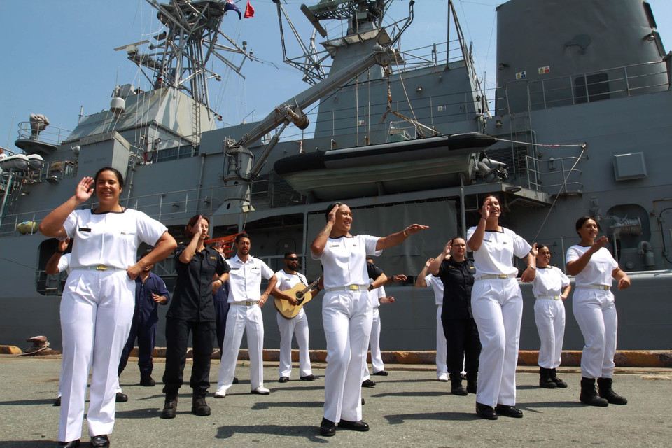 Tiết mục giao lưu văn nghệ của thủy thủ tàu Hải quân Hoàng gia New Zealand HMNZS Te Mana F77 tại cảng Sài Gòn, trong chuyến thăm hữu nghị chính thức từ ngày 25-29/9/2018 tới TP Hồ Chí Minh, nhân dịp kỷ niệm 43 năm thiết lập quan hệ ngoại giao giữa Việt Nam và New Zealand (1975-2018). (Ảnh: Thanh Vũ/TTXVN)