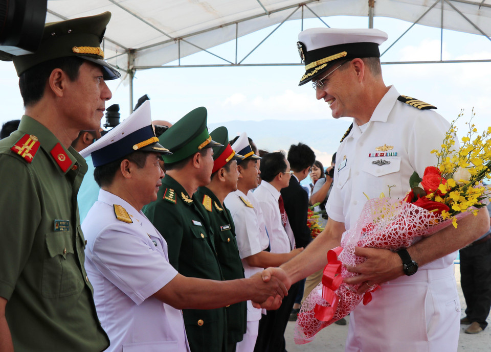 Từ ngày 17/5-2/6/2018, tàu bệnh viện USNS Mercy thuộc Bộ Tư lệnh Hải vận quân sự Hoa Kỳ cập cảng Nha Trang, bắt đầu thực hiện Chương trình Đối tác Thái Bình Dương 2018 tại thành phố Nha Trang, tỉnh Khánh Hòa. Ngoài Hoa Kỳ, tham gia vào chương trình còn có sự hợp tác của Hải quân Hoàng gia Anh, Nhật Bản và đối tác Việt Nam. Hơn 500 sỹ quan, nhân viên của chương trình tham gia các hoạt động khám chữa bệnh cho người dân, tập huấn cứu hộ, cứu nạn, giao lưu văn hóa, văn nghệ… Đây là năm hoạt động thứ 13 của Chương trình Đối tác Thái Bình Dương, cũng là lần thứ hai được triển khai tại thành phố Nha Trang. (Ảnh: Tiên Minh/TTXVN)
