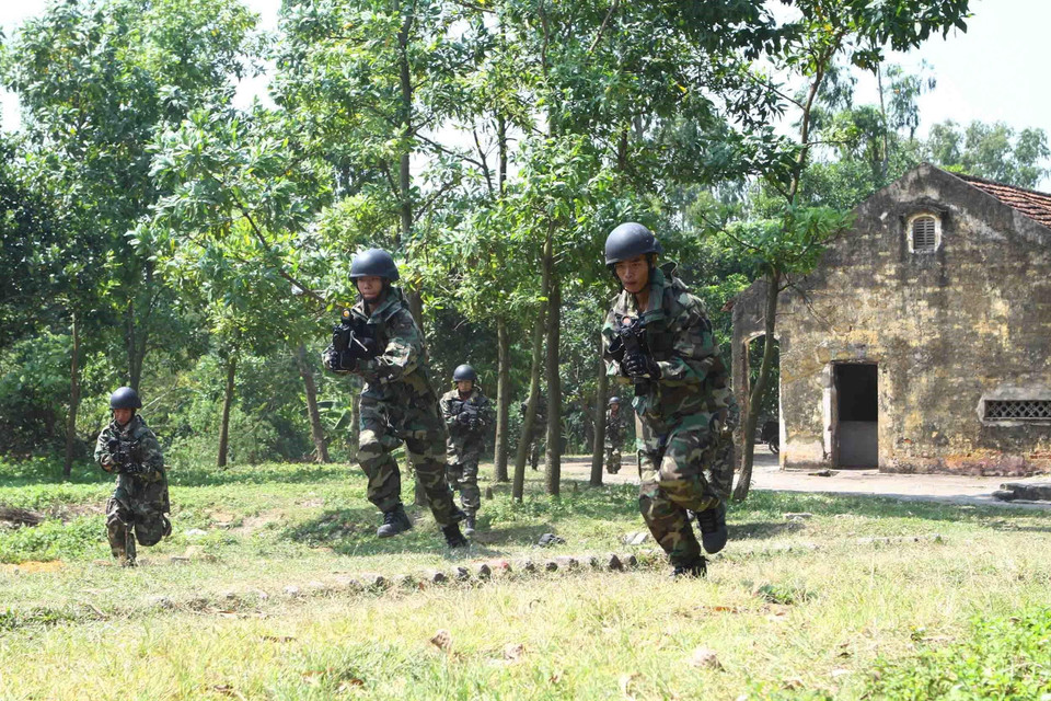 Hải quân đánh bộ - lực lượng tác chiến đặc biệt tinh nhuệ luôn phát huy truyền thống anh hùng, ngày đêm luyện tập, sử dụng thành thạo nhiều loại trang bị, vũ khí mới, nâng cao sức mạnh chiến đấu và hiệp đồng, sẵn sàng hoàn thành nhiệm vụ trong mọi tình huống. (Ảnh: Trọng Đức/TTXVN)