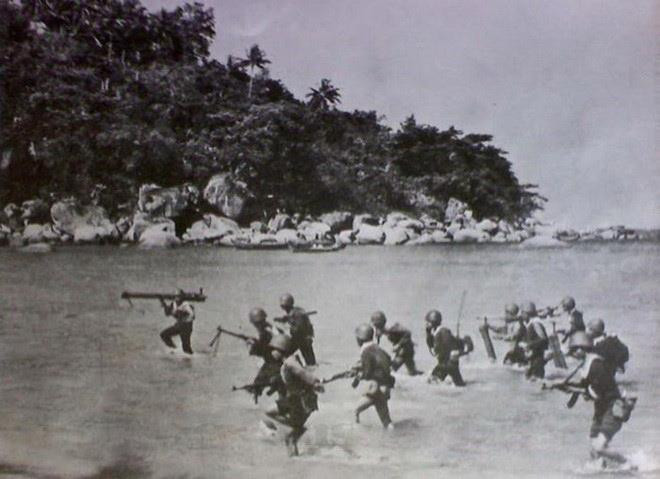 Lực lượng Hải quân đánh bộ Việt Nam đổ bộ phương tiện cơ giới với nhiều lực lượng trong chiến dịch đổ bộ Tà Lơn, tiến đánh giải phóng cảng Kampong Som và cảng Ream, mở đầu cho công cuộc giúp nhân dân Campuchia tiêu diệt chế độ diệt chủng Pol Pot. (Ảnh: Tư liệu/TTXVN phát)